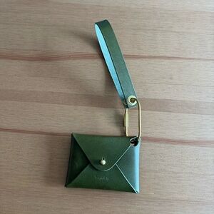 Avryn Co. Classic Leather Wallet Wristlet in Olive Green